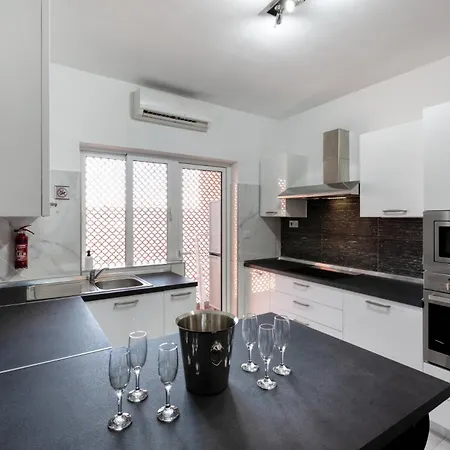 Amazing With Pool In Malta Apartament